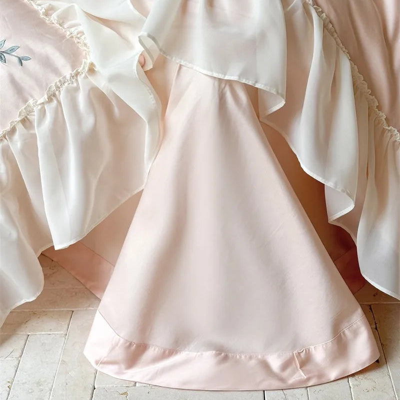 Close up of 600TC Egyptian Cotton flat sheet with duvet cover and pillowcases